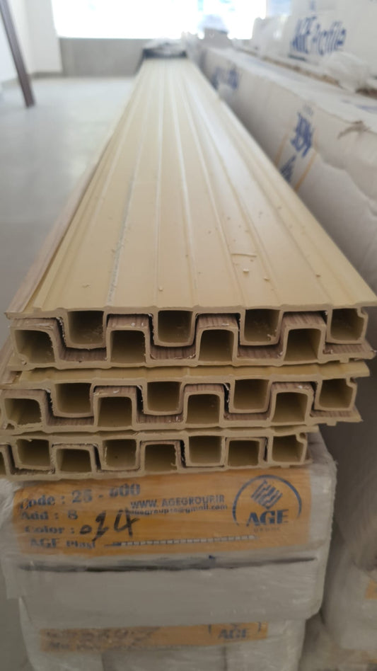 Riflaj Decorativ Bej pentru Exterior si Interior, WPC Compozit Durabil, 2.8m lungime